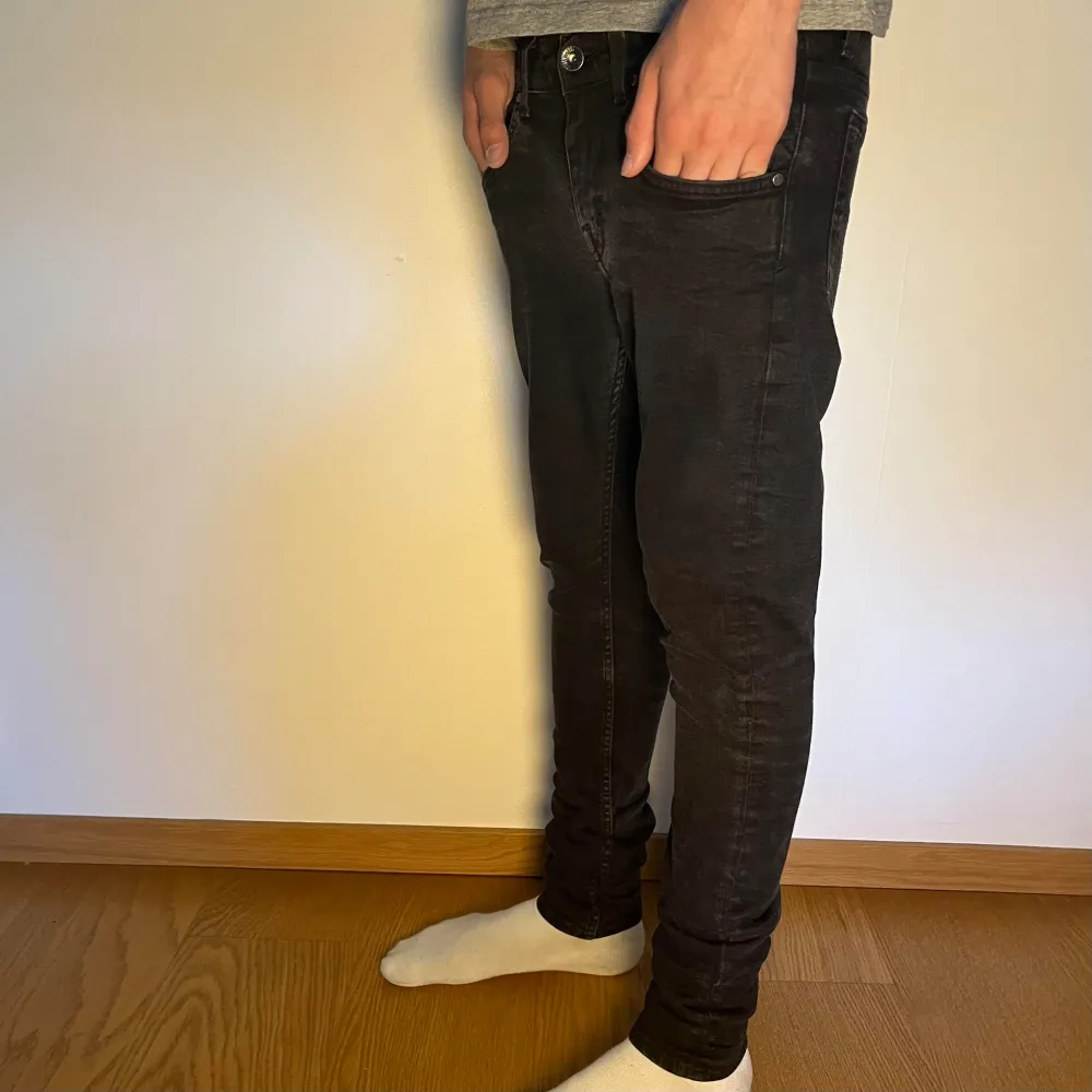 Tiger of Sweden jeans | model Slim | 9/10 skick inga defekter | W29 L32 | modeled på bilden är ca 175cm och väger 55kg | nypris 1600kr vårt pris 399kr. Jeans & Byxor.