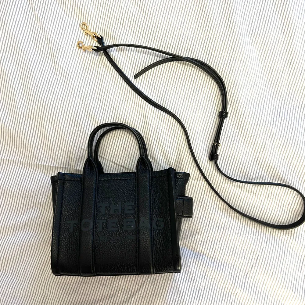 Säljer min lilla söta tote micro väska i svart läder från Marc Jacobs. Den är äkta, köpt från Zalando i julas. Nypris var kring 4000kr. Knappt använd! Superbra skick. . Väskor.