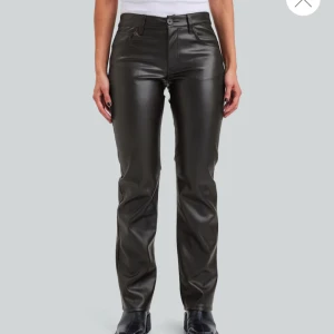 Skinnbyxor från bikbok - Lågmidjade skinnbyxor från bikbok. Dom är väldigt mjuka och stretchiga, kan dock inte använda då dom är för små🖤