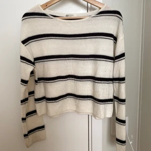 Randig tröja - Jättesöt och trendig randig svart-vit långärmad tröja. Tyvärr lite nopprig på vissa ställen, men det syns inte jättemycket! Materialet är stretchigt och luftigt.