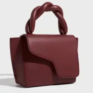 Säljer min slutsålda och efterfrågade atp atelier väska i mini modellen och världens finaste mörkröda färg😍HELT NY OCH OANVÄND🫶🏼 köpt på deras hemsida för 3900 kr💞OBS! Säljer inte för mindre än 3200 kr‼️går bra att tycka på köp nu!