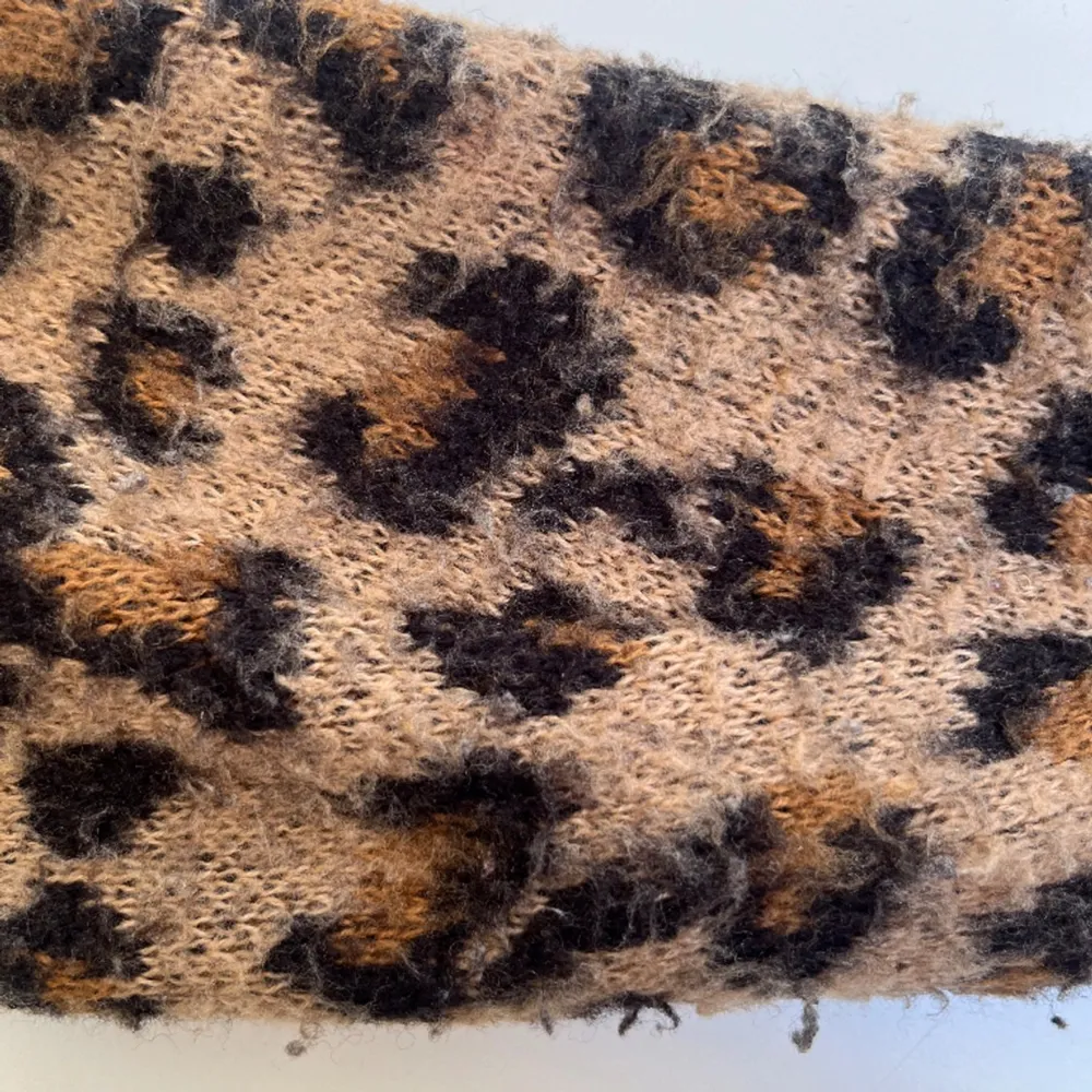 leopard mönstrad stickad tröja i storlek 152 men passar mig som är 165 lång💓på ärmarna har den blivit lite nopprig (se bild 2) men är i övrigt fint skick 💓 tryck gärna på köp nu 💓250kr+frakt, inte min bild men köpte från denna säljare💝. Stickat.