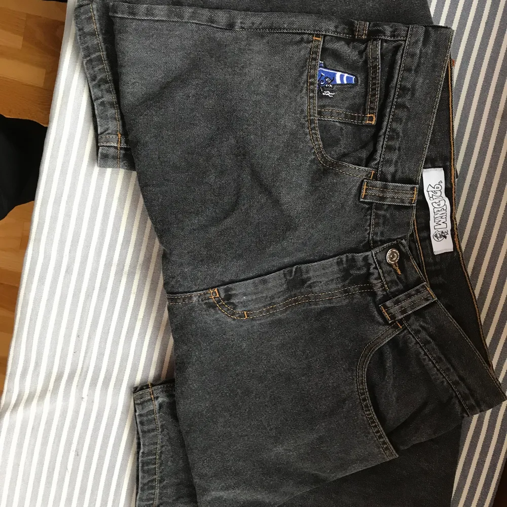 Svarta jeans av märket Polar. Nästan som nya, knappt använda. Storlek 30/30.. Jeans & Byxor.