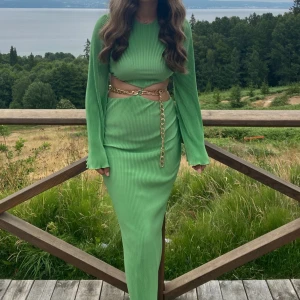 sommarklänning med guldkedja 💓 - säljer en sommarklänning som jag köpte från australien. originalpriset var 1000kr, säljer för 400. bara haft på mig en gång. 