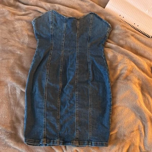 Tight jeans klänning.  - Tight jeansklänning i Mörkblå tvätt. Strl S. Knappt använd.