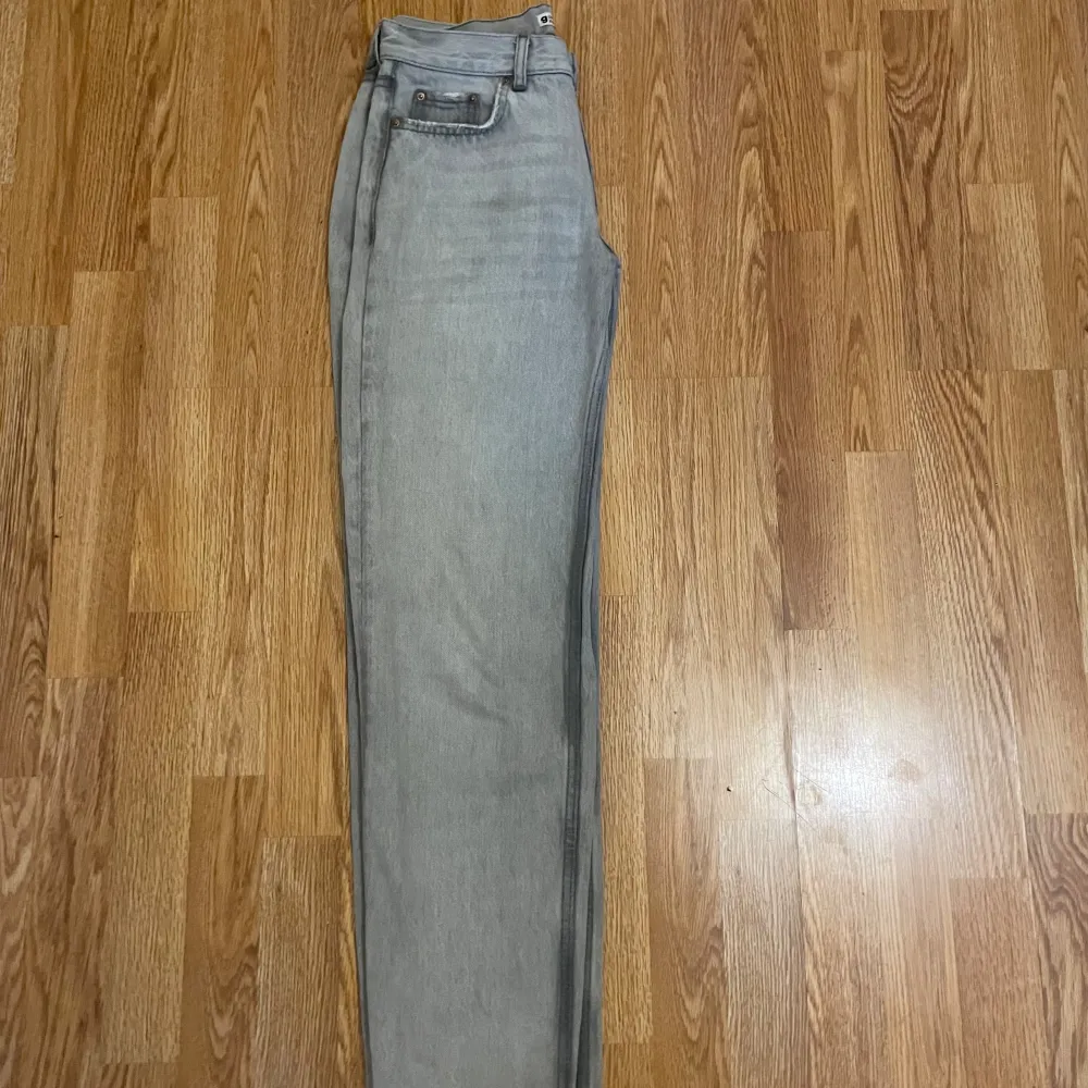 Grå lågmidjade jeans från Gina tricot. Använt 4 gånger och säljer Pgd av lite för stor och är i storlek 34❤️. Jeans & Byxor.