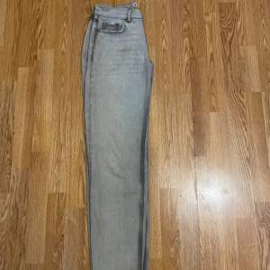 Grå lågmidjade jeans från Gina tricot. Använt 4 gånger och säljer Pgd av lite för stor och är i storlek 34❤️