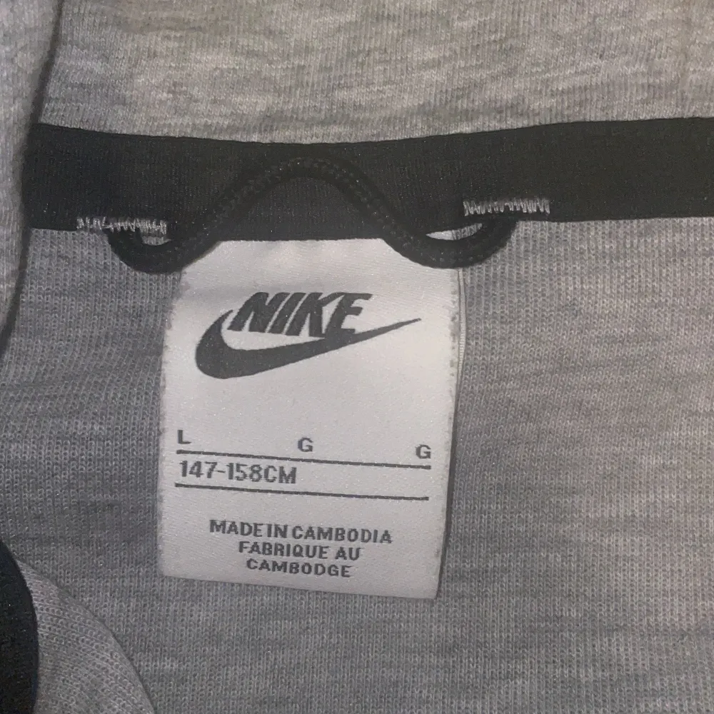 Säljer min Nike tech pågrund av att de är för liten, storlek: 147-158 jätte bra skick knappt använt 10/10. Nypris 950 mitt pris 200🤝. Hoodies.