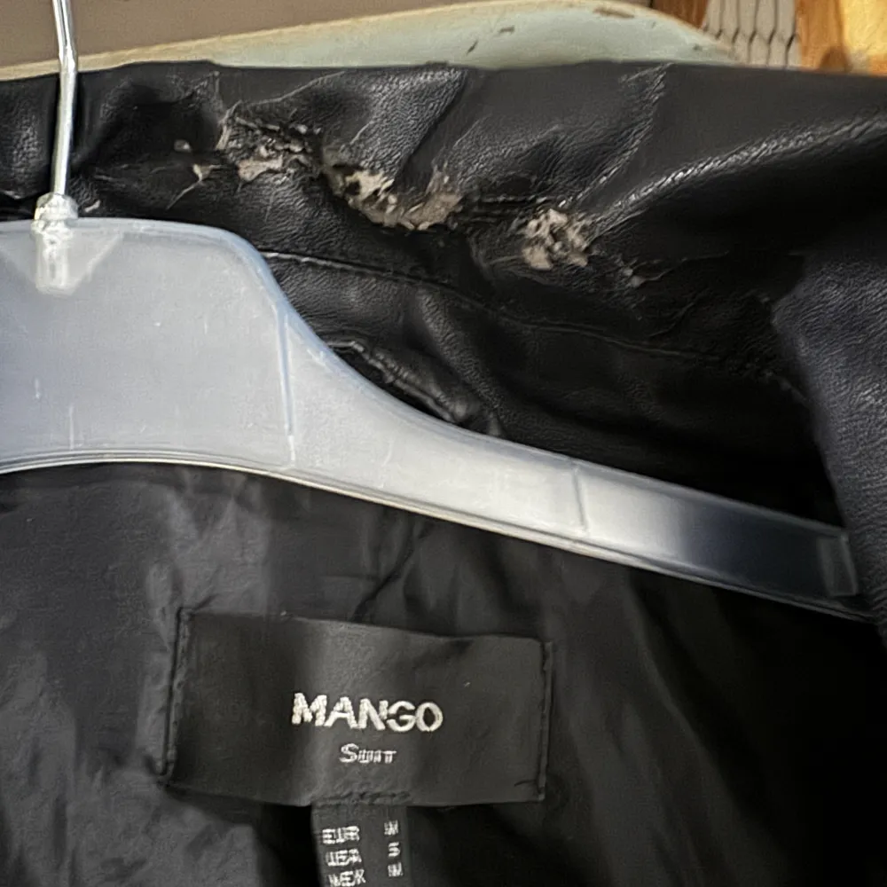 Skinnimitation jacka från Mango, är sliten i kragen men annars fin. Jackor.