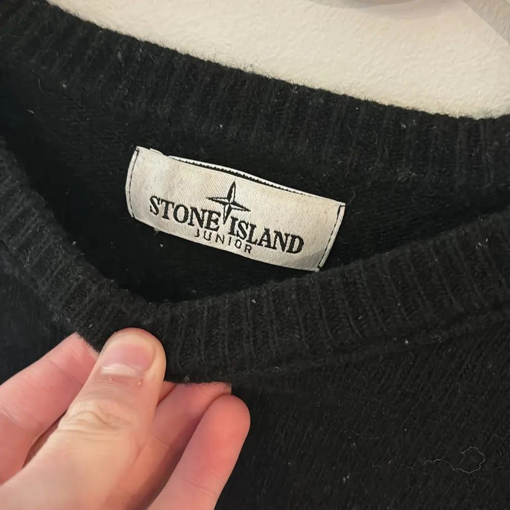 Hej, säljer nu denna efterfrågade och limiterade stone island tröja får extremt bra pris, såklart äkta och extra knappar medföljer! Den är stickad och görs inte längre vilket ökar värdet. Skick: 9/10! Nypris: 3000kr plus, hör av dig för mer info💛. Stickat.