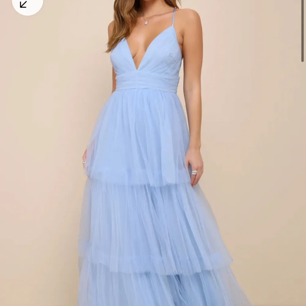 Jätte jätte fin balklänning från Lulus, går hela vägen ner på mig som är 165 cm. Aldrig använd med prislappar kvar, säljer pga jag köpte en annnan klänning till balen! . Klänningar.