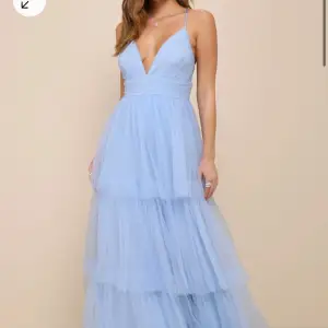 Jätte jätte fin balklänning från Lulus, går hela vägen ner på mig som är 165 cm. Aldrig använd med prislappar kvar, säljer pga jag köpte en annnan klänning till balen! 
