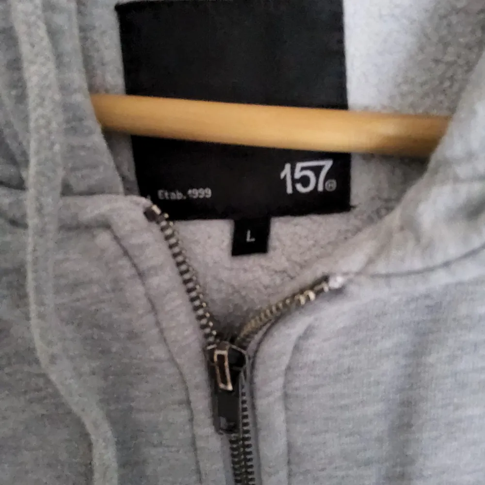 Grå zip hoodie från lager 157 i storlek L, inga skador vad jag kan se. Hoodies.
