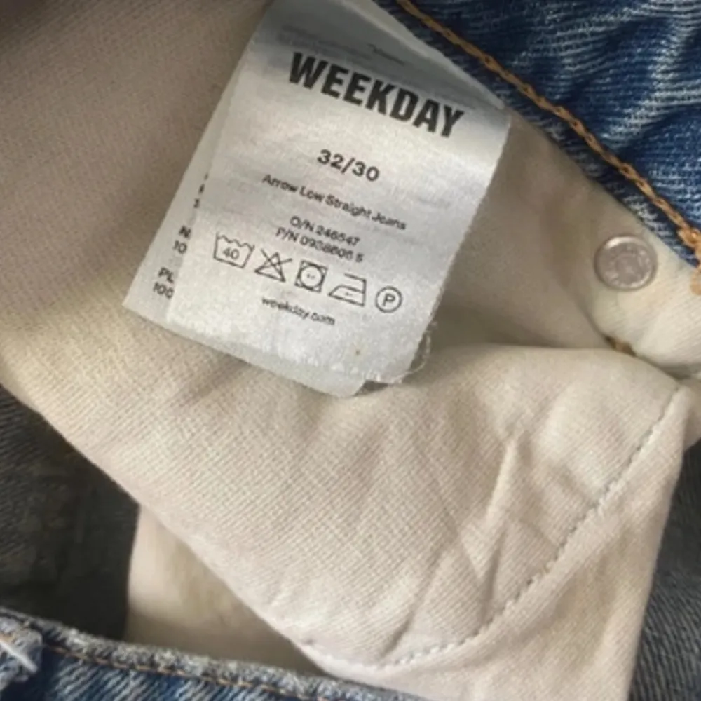 En rosa topp från New Yorker som aldrig använts, jeans från Weekday som köptes på vinted men själv inte använt . Jeans & Byxor.