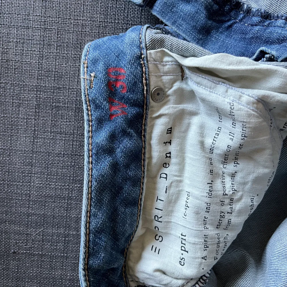 Vintage jeanskjol men lite detaljer vid fickorna. Märket heter Espirt Demin.  Strl W30  150kr Köparen står för frakten 💕. Kjolar.