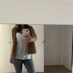 Beige Teddy väst  - Supersöt teddy väst från Gina. Jättefin brun färg och skönt material. Storlek Xs