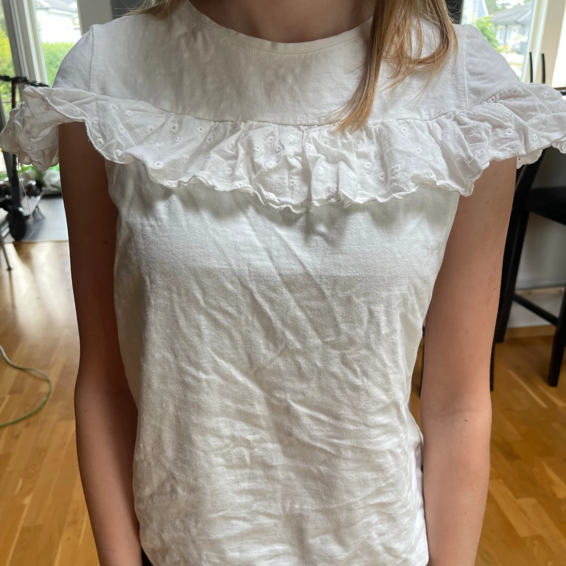 Vit t-shirt med volang