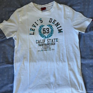 T-shirt - Kortärmad fin tröja. Den sitter tajt på kroppen. Är inte köpt i Sverige. Använd ett fåtal gånger.