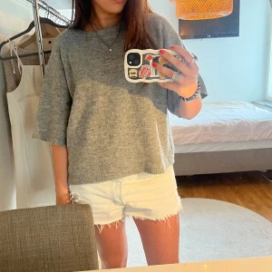 Ljusgrå stickad t-shirt - Säljer denna fina stickade t-shirt som passar perfekt till allt!!!🙌🏼🙌🏼