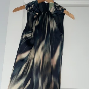 Multifärgad blus - Så snygg blus! Aldrig använt! Precis som NY!  Otroligt elegant! Grön, svart beige!😍🖤