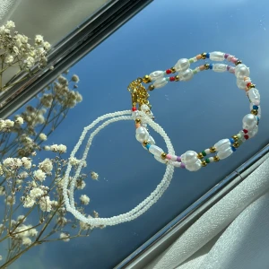 Handgjorda armband 🩵🤍 - .