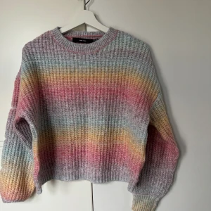 Stickad tröja  - Stickad tröja från Vero Moda, storlek M. Endast använd en gång. Inget slitage. 