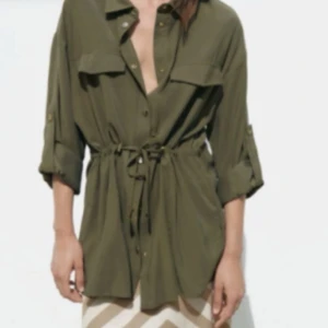 En grön tunn kappa/overshirt från Zara - Perfekt nu till sommaren att ha med sig för att ha över linnen/t-shirts när d blåser lite. Den är i Bra skick från Zara i stl M/S