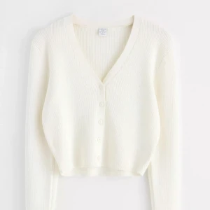 Vit kofta - Vit kofta med knappar som jag köpt på barnavdelningen på Lindex💞Skulle säga att den passar perfekt på en xxs men skulle även passa en xs beroende på hur kort man vill ha den💞 Nypris 250  säljer för 50 då jag inte längre får andvändning av den💞