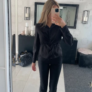 Fin blus/skjorta - En fin blus från Gina tricot i storlek xs. Den är endast testad och har prislappen kvar. Nypriset var 379kr och jag säljer den för 219.🖤