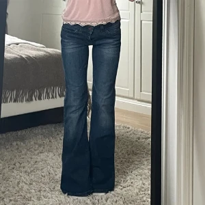 Lågmidjade jeans från Wrangler - Säljer dessa lågmidjade jeans från Wrangler💞W27/L30. Midjemåttet rakt över är 38cm och 80cm innerbenslängd. Skriv vid frågor eller funderingar❤️