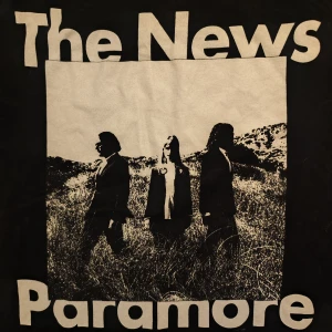 Officiell Paramore merch - THE NEWS, mycket gott skick.  Beställt från paramores webshop. 