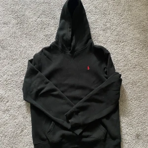 Polo Ralph Lauren tröja - En snygg polo Ralph lauren tröja. Den är bara använd ett fåtal gånger. Storleken är XL i barn storlek. I cm 172-176 eller M Köpt för 999, säljs för 450