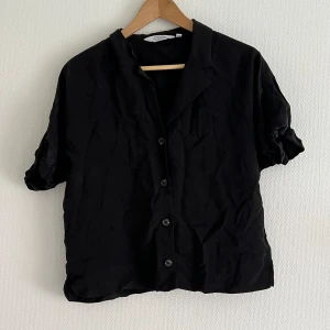 Skjorta, and other stories - Fin kortärmad skjorta som passar till vardag. Sval och behaglig, passar att både klä upp och ner. Säljes då den inte kommer till användning. Fint basplagg som du garanterat får användning av. Kort och rak i modellen  MÄRKE: and other stories Strl: 38