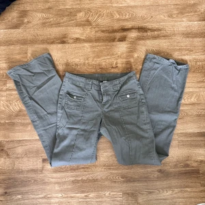 Byxor - Gröna lågmidjade byxor/jeans från hm, skick enligt bild