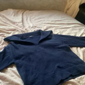 En fin marinblå stickad tröja i storlek S, från Gina Tricot🦋Ärmarna har slits och tröjan är v-ringad💙Tröjan är inte använd speciellt mycket därav inget slitage🫶🏼