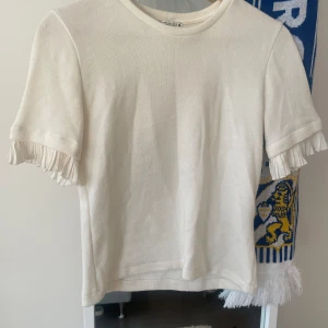 Räfflad zara tröja - Säljer denna jättefina stickade zara tröjan med träffar på armarna. I jättefint skick och har endast används en gång. Priset kan diskuteras❤️