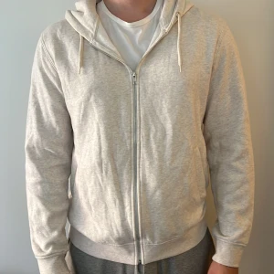 Beige hoodie  - En zip hoodie från Weekday. Aldrig använd, bara testad hemma! Strl L 🤍