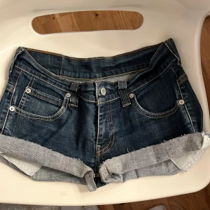 levis jeansshorts - säljer de här jättefina jeansshortsen som jag har klippt själv as snygga men är tyvärr för stora på mig!🥰 står inte storleken men skulle säga att de passar S och M❤️