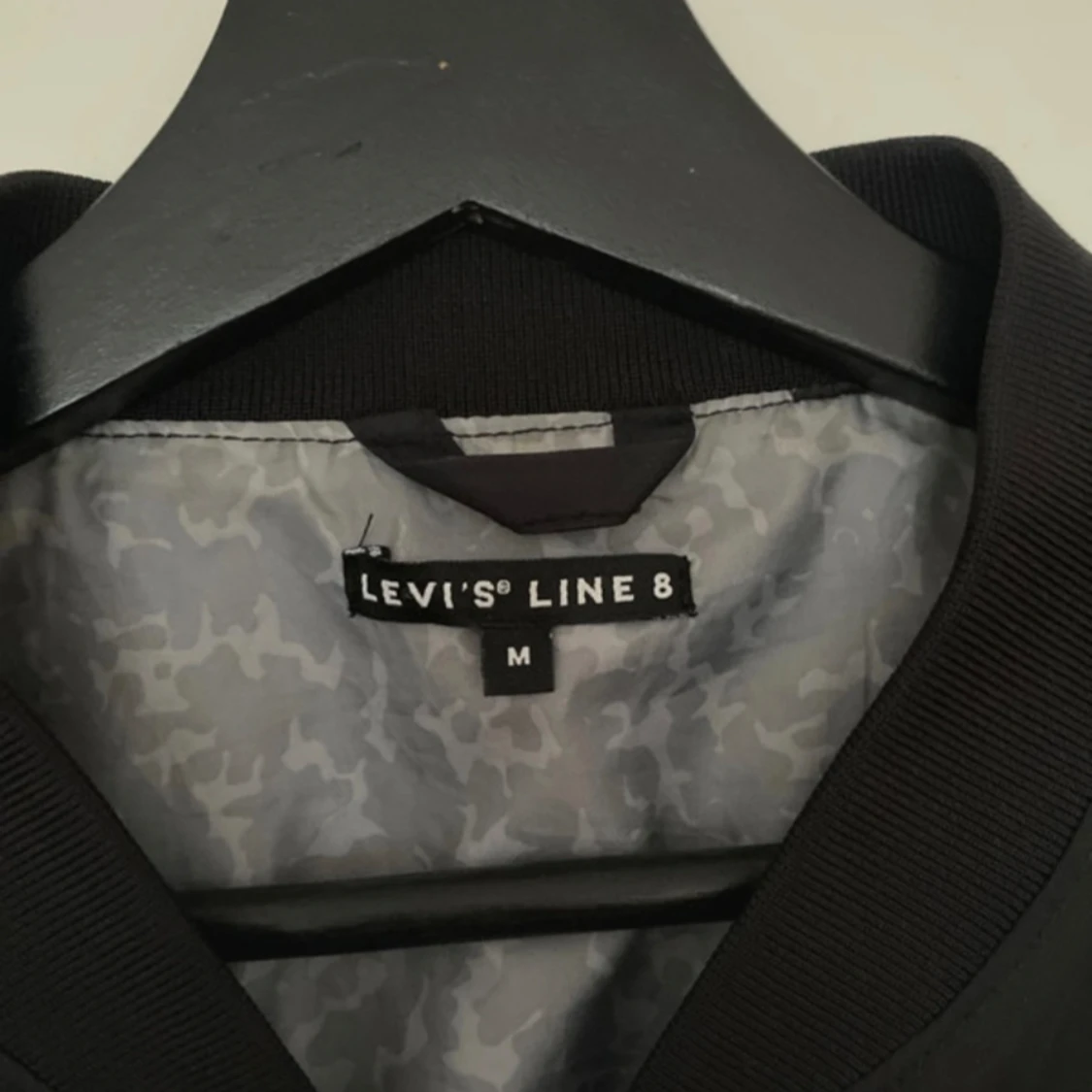 Levi’s svart bomberjacka  - 90