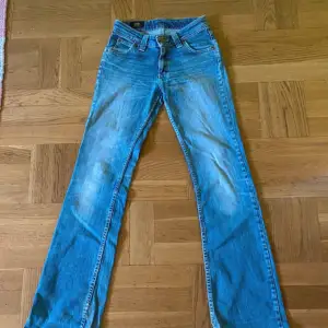 Säljer dessa lågmidjade jeans i från lee då de är för långa för mig. I modellen desoto. W26 L33 Skriv om du har fler frågor eller prisförslag 😊