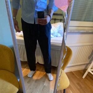 Svarta Linnebyxor  - Svarta Linnebyxor från Jack & Jones i storlek M, endast använda en gång, så i princip i nyskick.