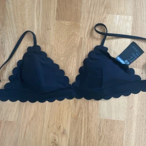 Bikini - Säljer denna bikini överdel från HM i storlek 34, den är förliten och har inte kommit till mycket användning ❤️