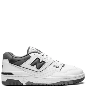 New Balance 550 - Säljer dessa fräscha 550 då dem tyvärr inte kom till någon vidare användning. Skicket: 9/10 Köpta för: Ca 2200kr Hör gärna av dig om du har några funderingar😄 Pris kan diskuteras!