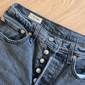 Levi’s 501 - Ett par Levi’s 501 med storlek:  W26  L28   Använda endast ett par gånger!