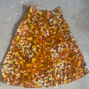 Vintage kjol - Vintage knälång kjol. Köpt second hand men i bra skick. Storlek S