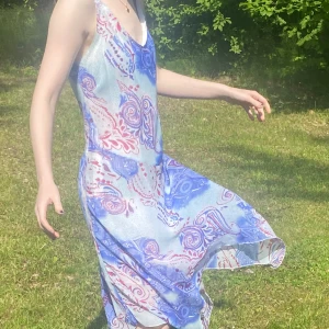 Mönstrad klänning - Superfin klänning köpt från humana. Passar perfekt nu till sommaren. Strlk m men insydd i ryggen så passar s-m skulle jag säga. Pris kan diskuteras ☺️