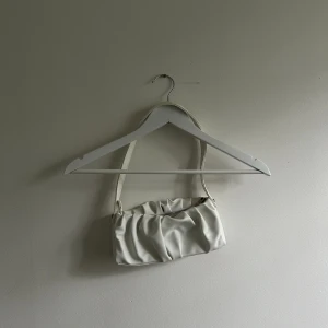 Vit handväska - Liten vit handväska köpt från asos. Använt en gång!