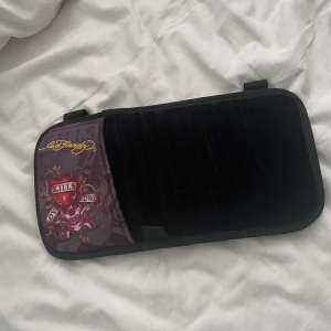 Skiv hållare  - Äkta ed Hardy cd skiv hållare man kan ha i bilen eller andra ställen i sammets🔥🥀