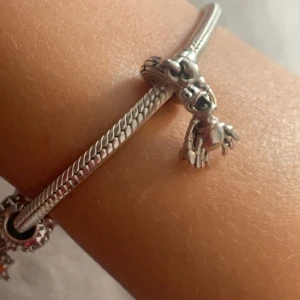 äkta pandora armband - 3 berlocker. olof från frozen, askungens sko, och krabban sebastian från ariel. armbandet är i nytt skick men säljer då den har blivit för liten för mig. original pris 3500 men är öppen för förslag🎀