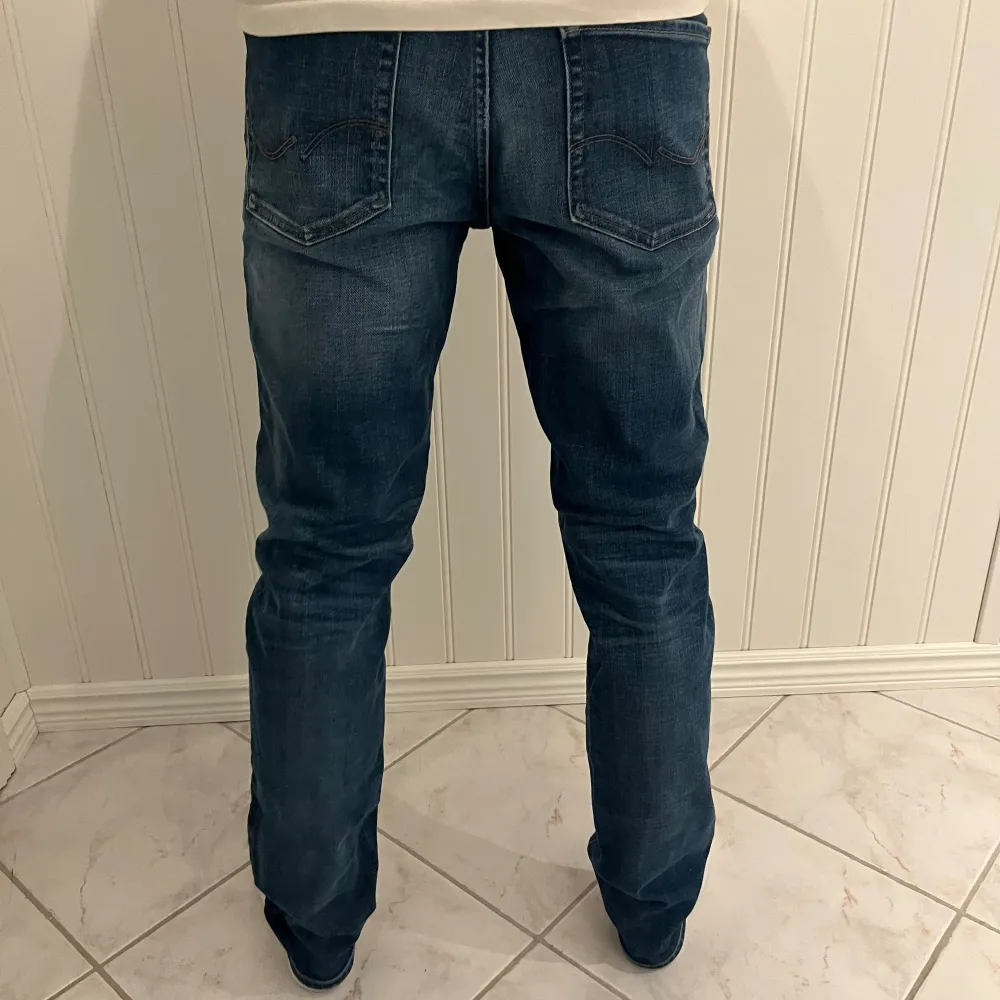 Riktigt feta slim fit Jack & Jones jeans i storlek W30/L34. Passar perfekt på dig som är mellan 175-185 cm. Skick 10/10 (provade en gång). Vid frågor eller fler bilder är det bara att skriva.. Jeans & Byxor.
